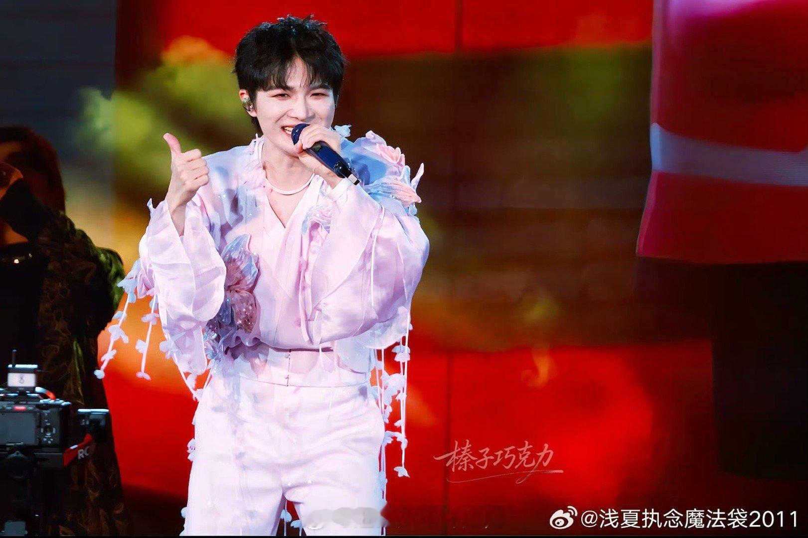 周深聊给自己贴标签 周深和门尼这场关于标签的对话值得循环聆听！“不要管别人怎么看