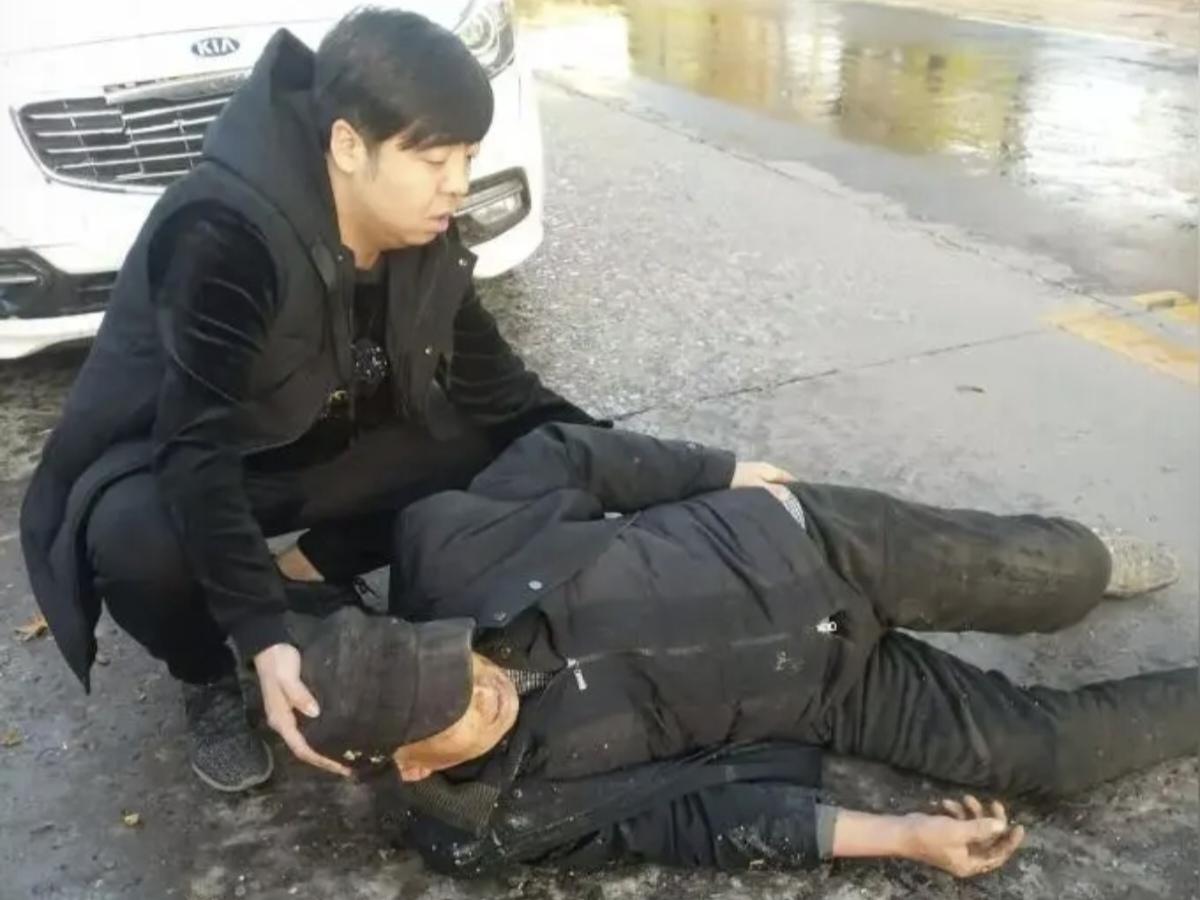 好心救人反被索赔！衡阳店主帮扶晕倒老人，无责却被迫补偿1.9万
 
老人突发意外