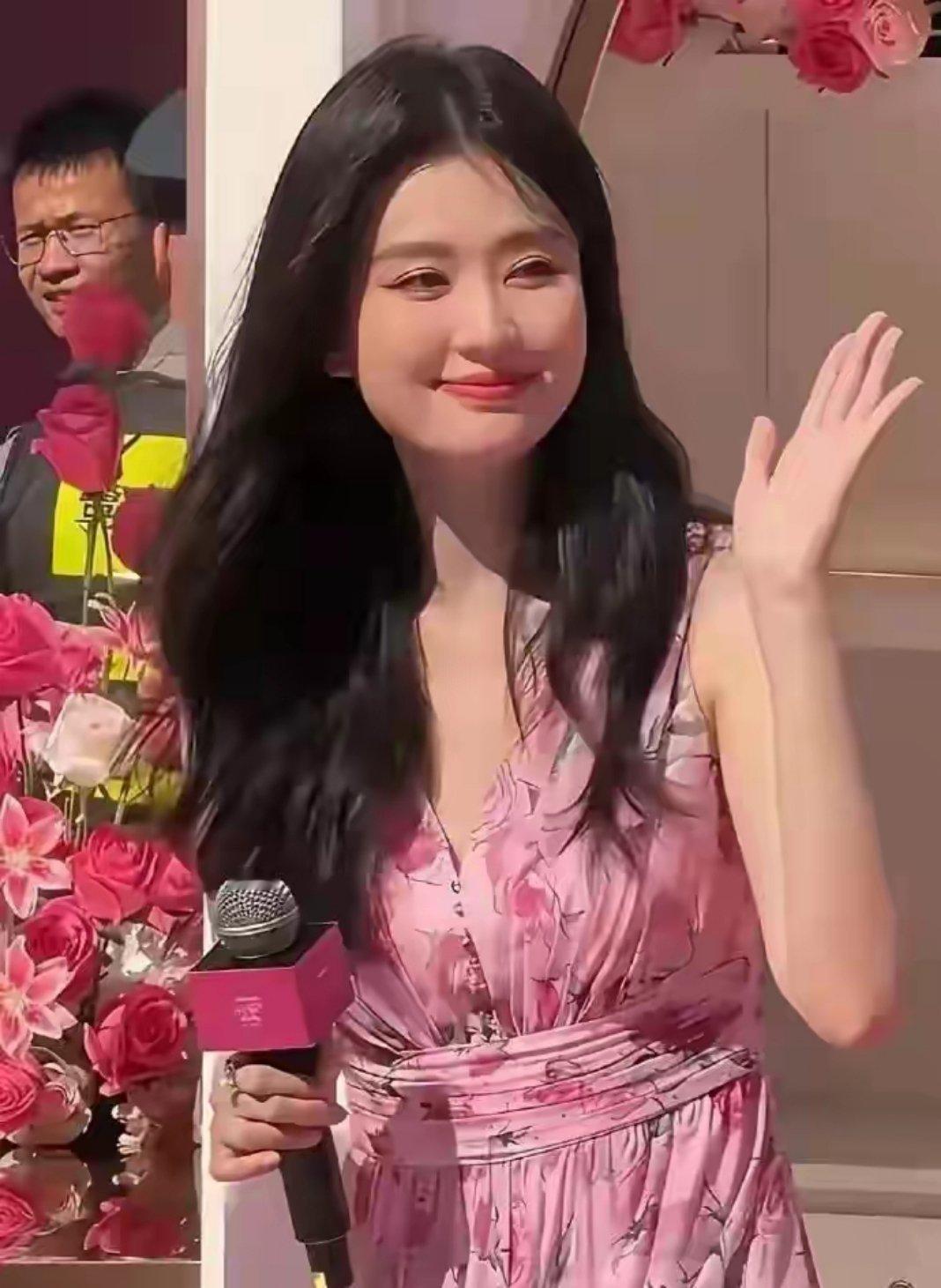 乔欣婚后变贵妇了，浑身都充满幸福的味道。 