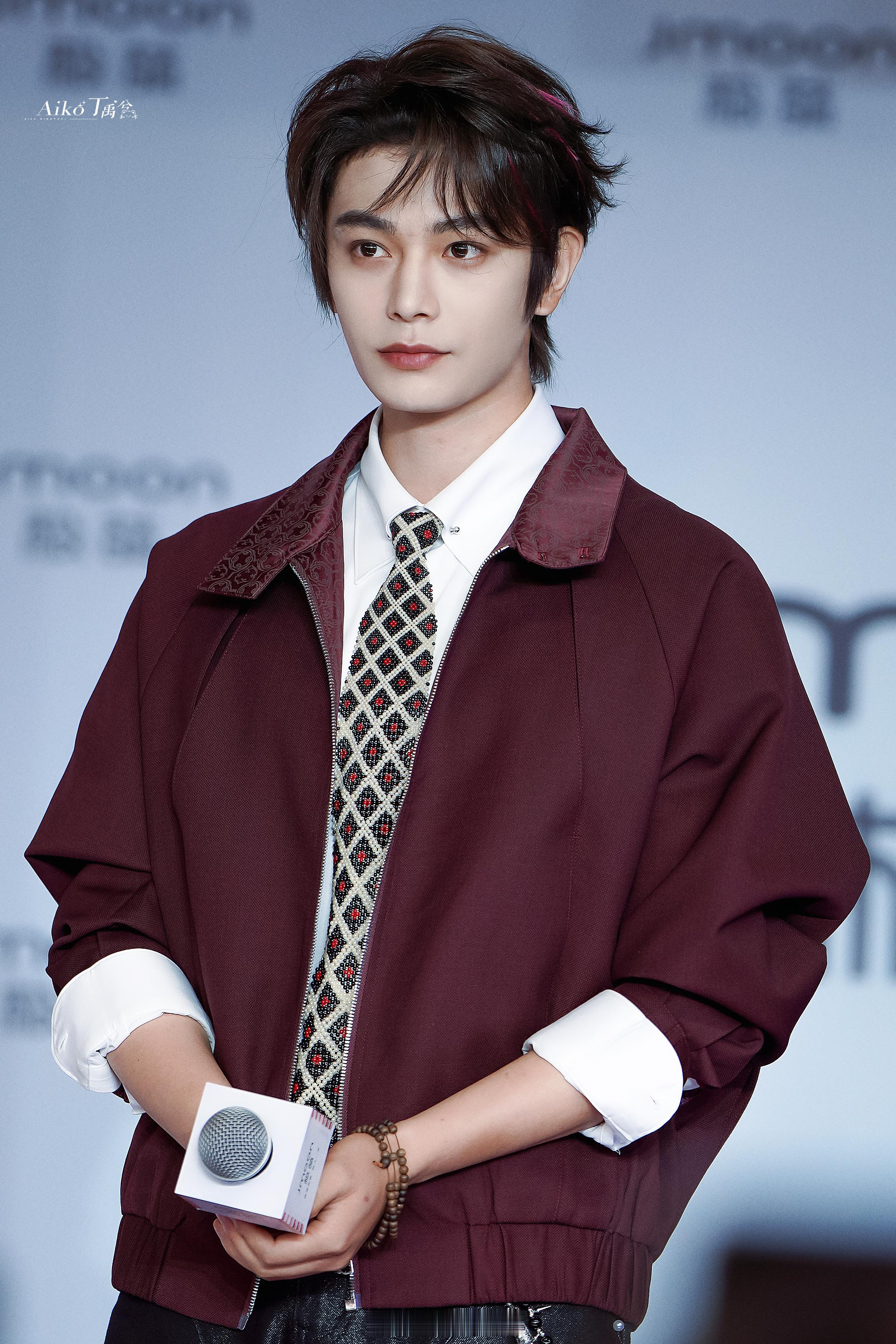 丁禹兮上海见面会线下人气很高呀！丁禹兮挑染红发造型路透图更是超帅的呀！[yeah