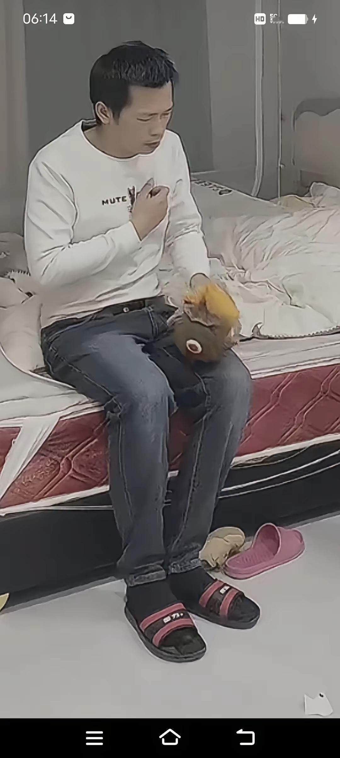 这个男人吃完晚饭觉得自己有点累了，就坐在床上休息，突然胸口剧烈疼痛难忍，就用手去