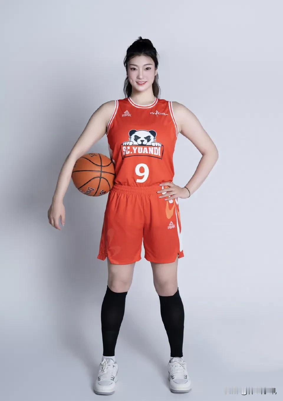 中国女篮，李梦，最新定妆照，越来越漂亮了，身材是真的好，发型也不错，个性十足，看
