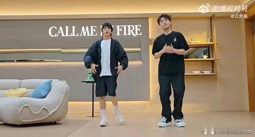 #王铮亮总算蹭上黄潇大师的课了# 看到王铮亮和黄潇同框的时候也是让人眼前一亮，这