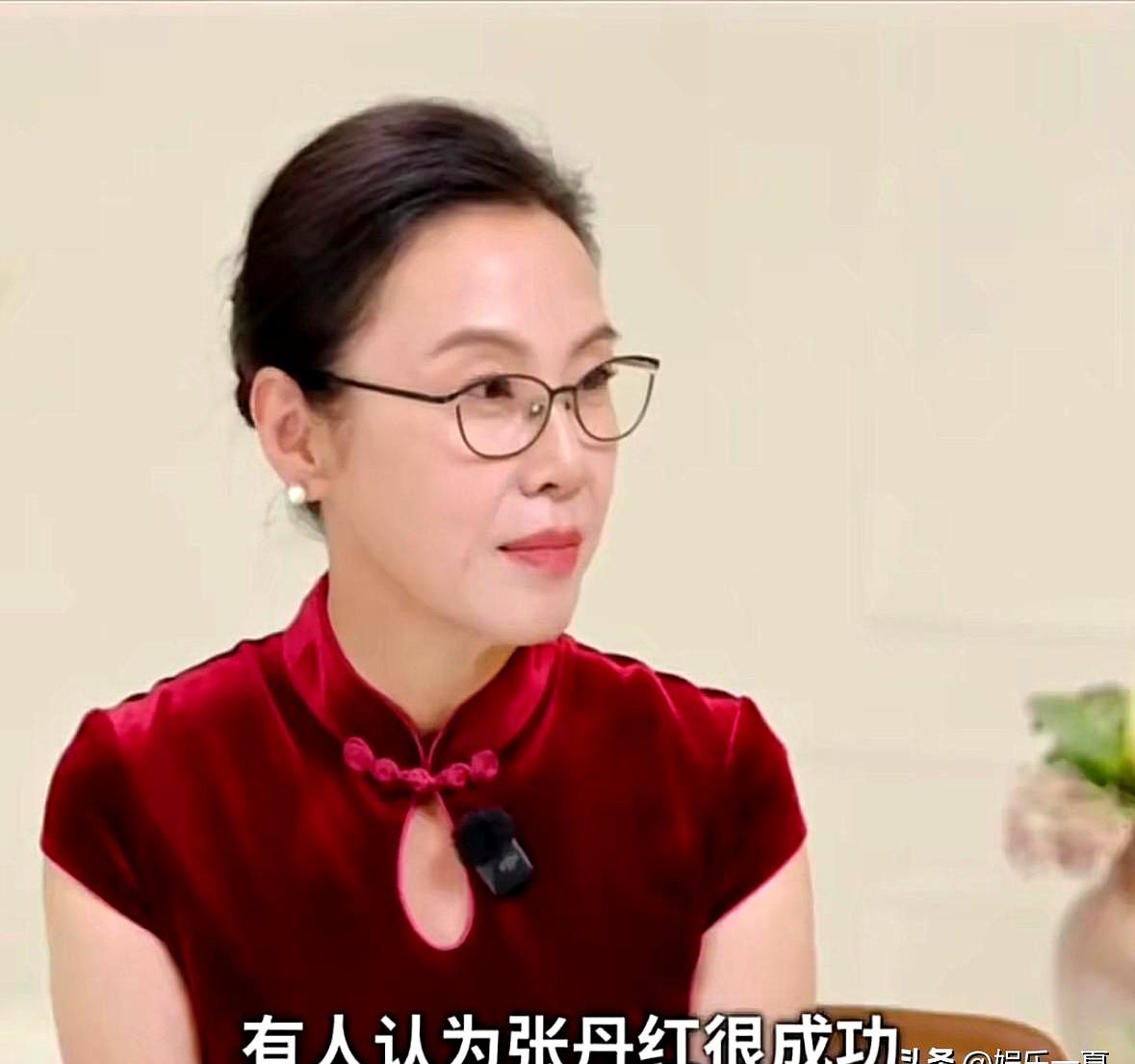 50多岁就一定“配不上”别人吗？
这话听着就离谱。

张丹红在采访里说得很直接，