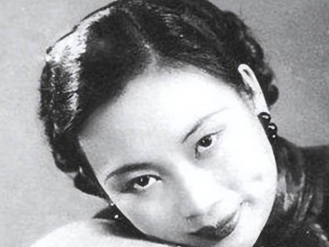 貌美如花的女特务隐姓埋名嫁给一个农民，更是生下8个孩子，她究竟有什么目的，当身份