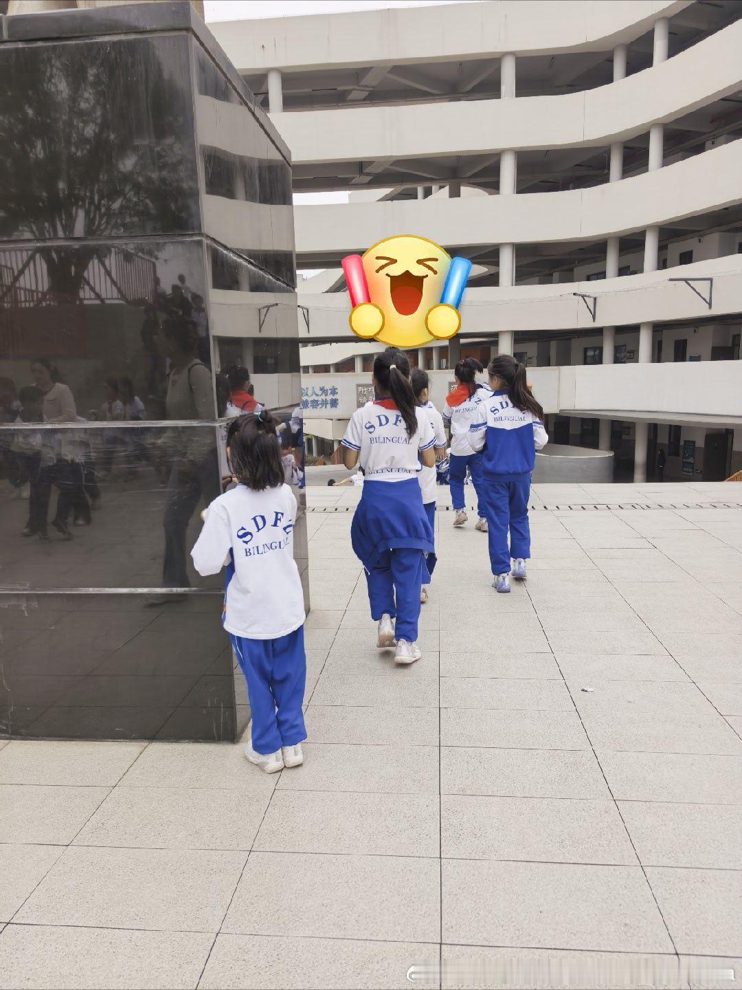 这是饭团跑不赢的同学！身高是硬伤[挖鼻][挖鼻][挖鼻] ​​​