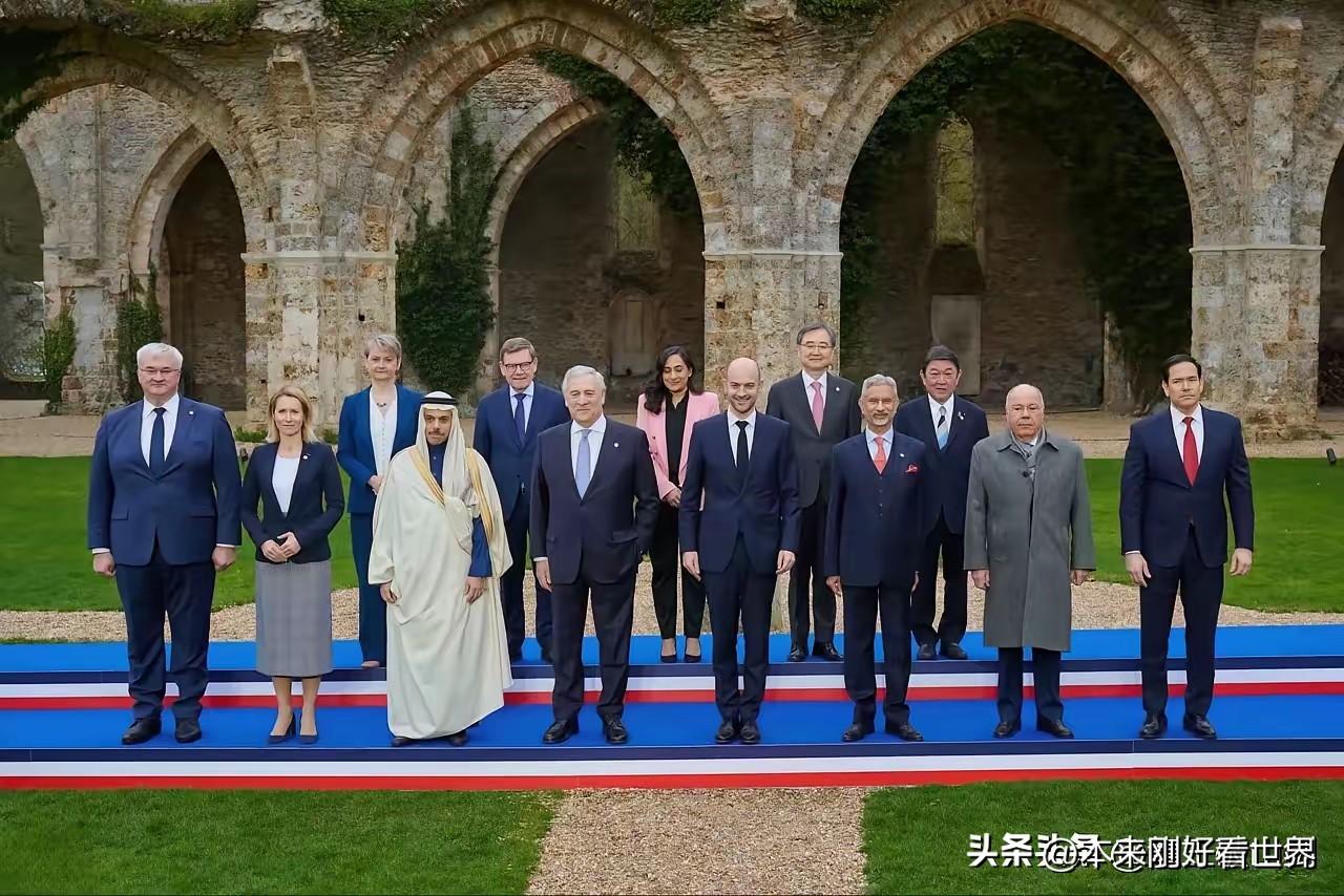 今年G7外长合影照“别开生面”。3月27日在法国召开的G7外长会议，合影照中，美