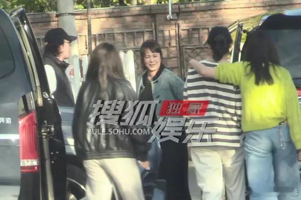 #许文赫陪马丽谈工作##老公陪马丽谈工作# 马丽去影视城谈工作，老公许文赫一路陪