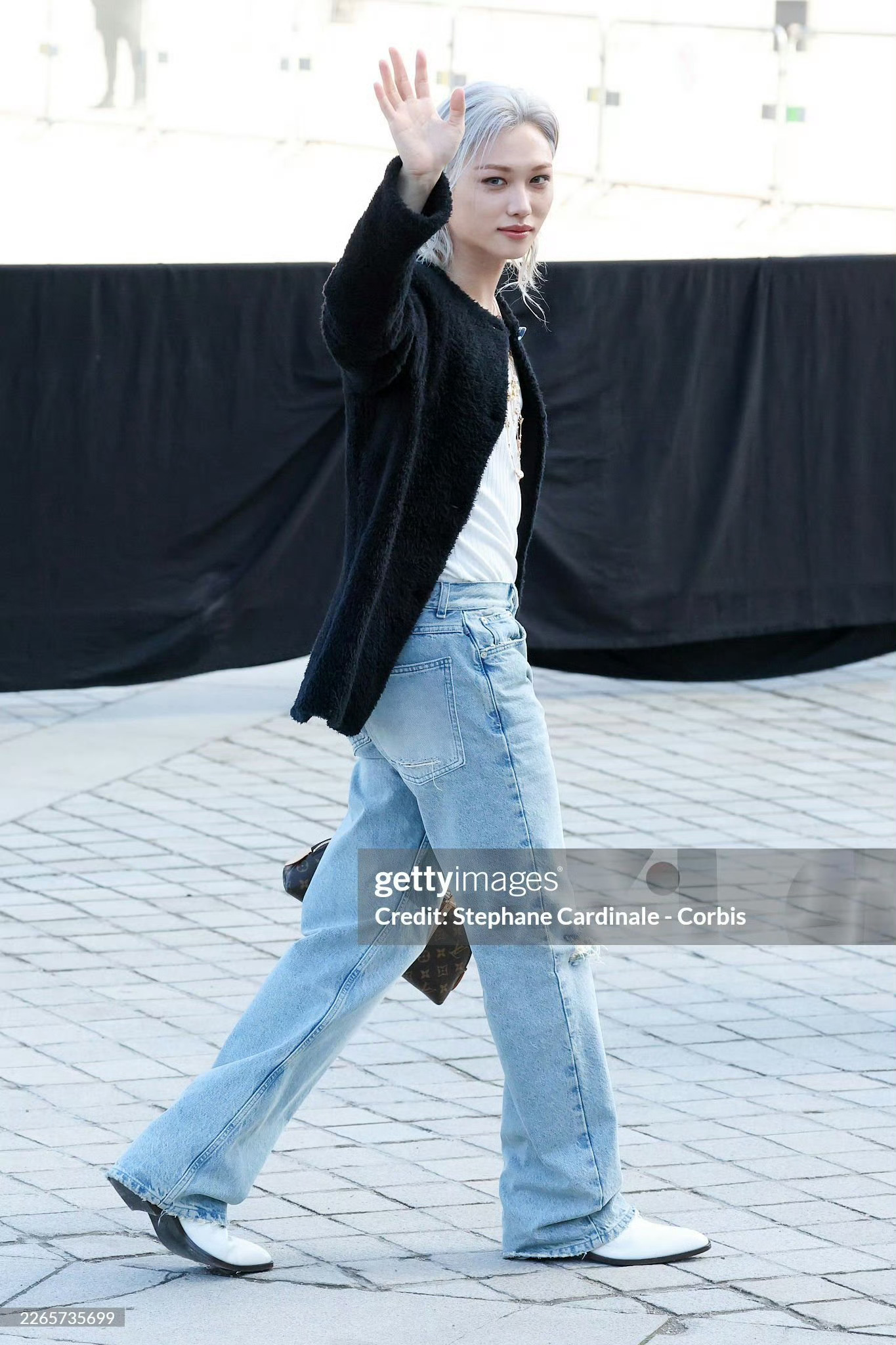 李龙馥LV大秀G社生图 李龙馥亮相LV大秀！银灰色狼尾+简约牛仔裤搭配，经典又充