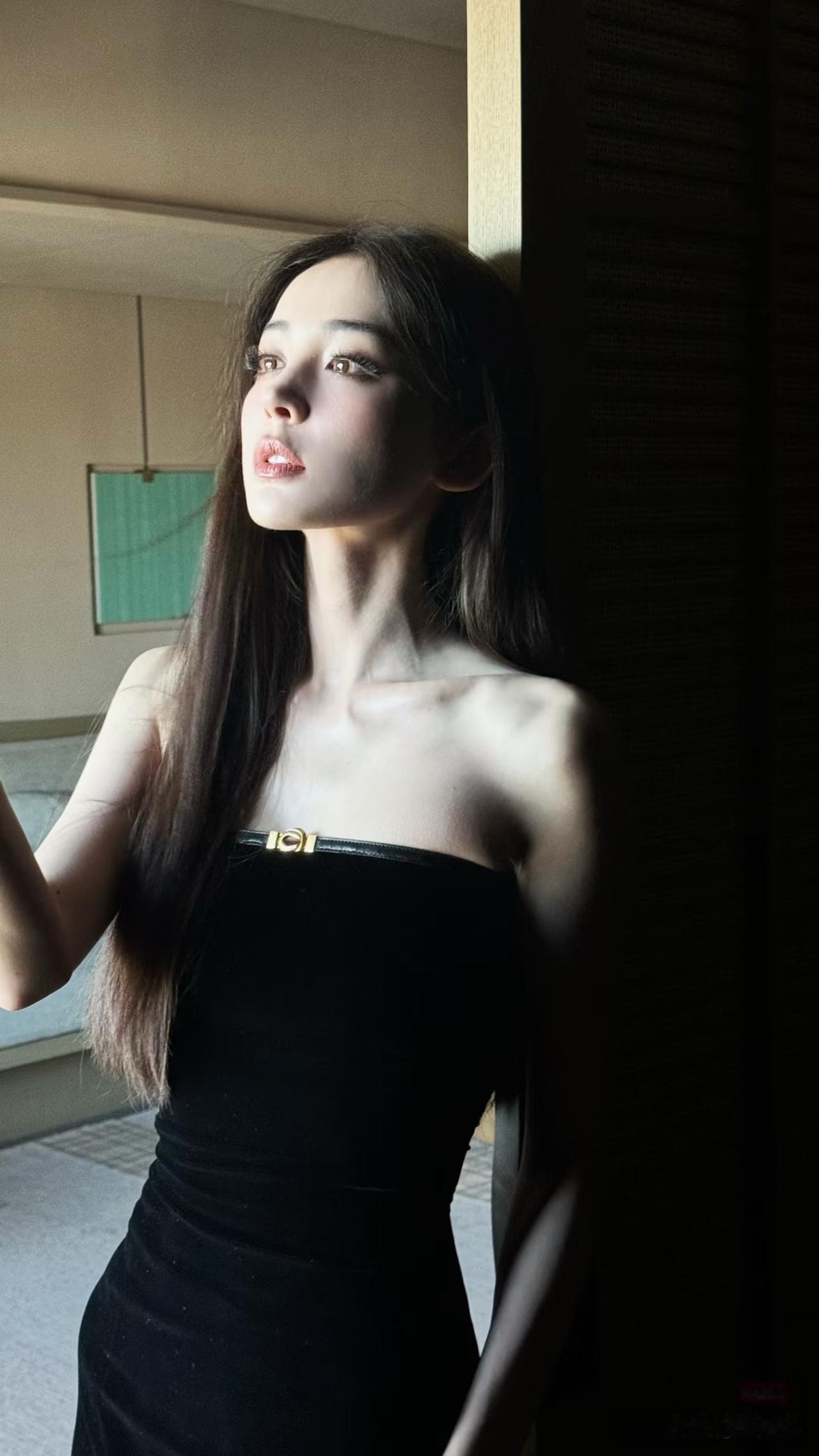 娜扎的侧颜，连睫毛都在发光