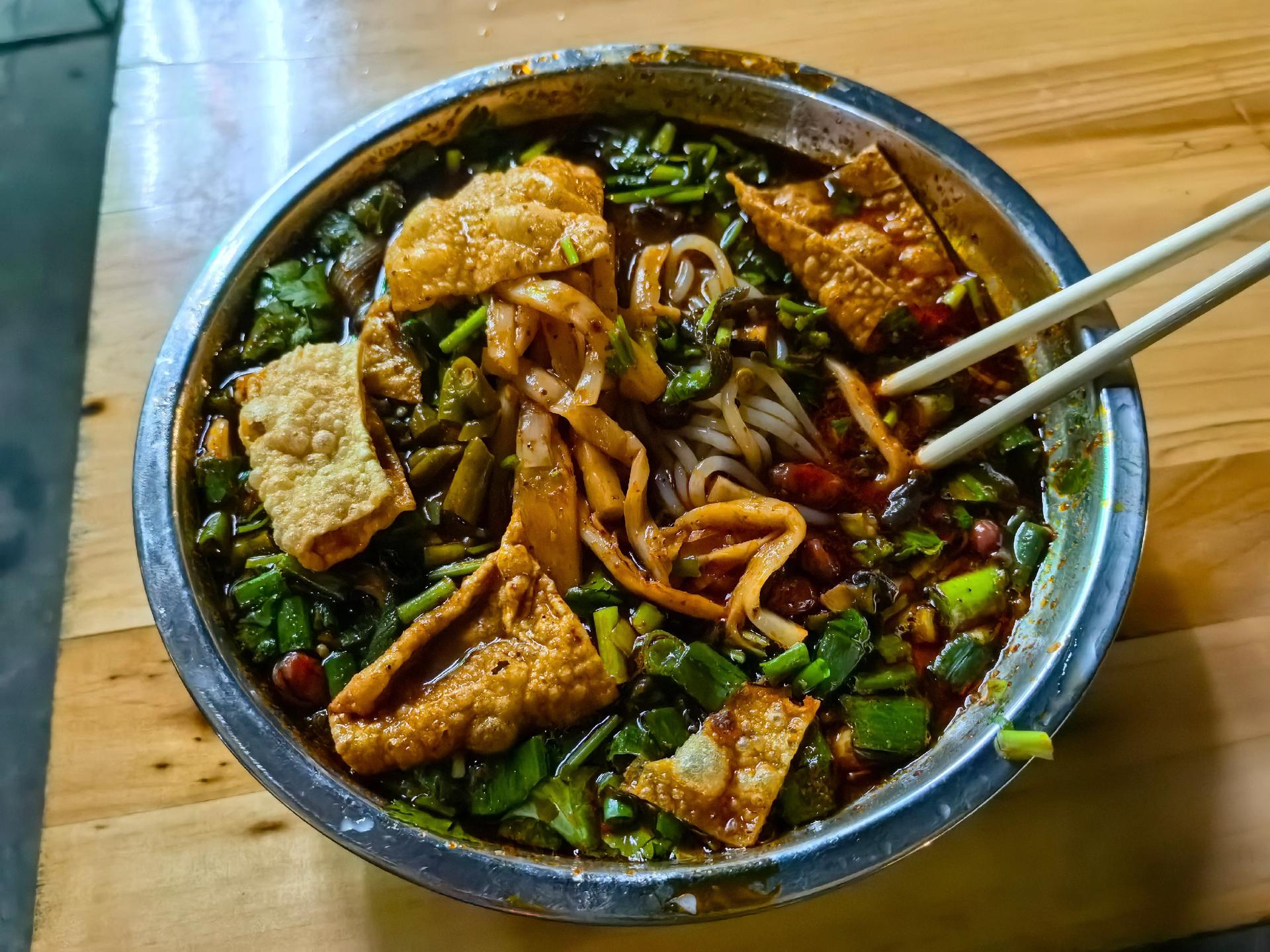 作为在南宁待了八年的人有时候还是会想念广西美食，这样一碗螺蛳粉在芒市卖...