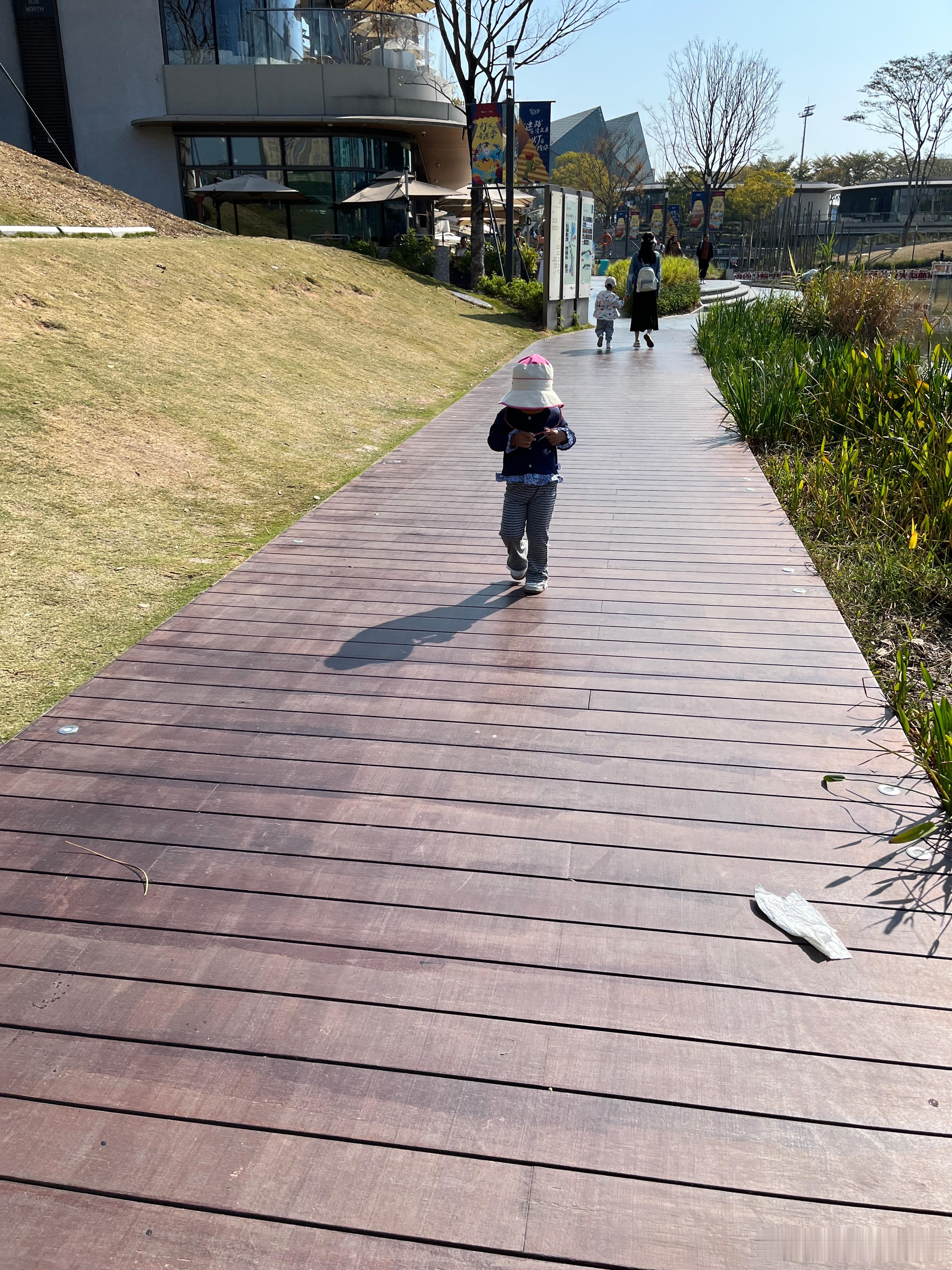 有收获，两条小鱼，还是人家小朋友给我们抓的。她问我阿姨，你是不是第一次捞鱼，所以