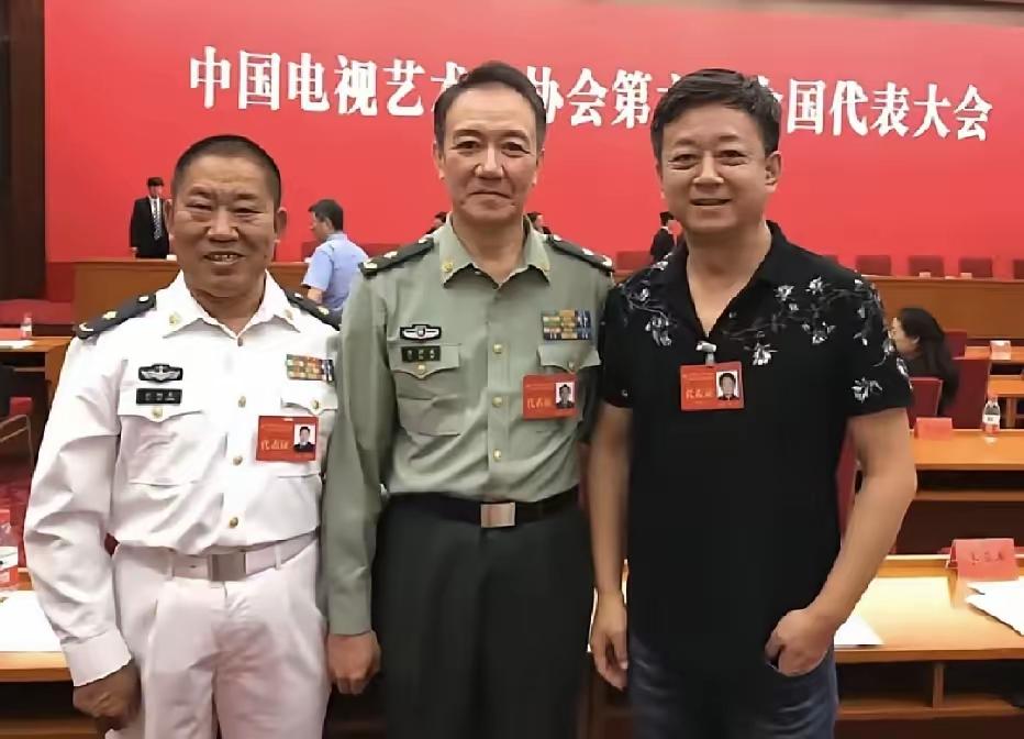 左一杜旭东，右一朱军
最中间这位老戏骨是谁？
他是国家一级演员，要演技有演技，要