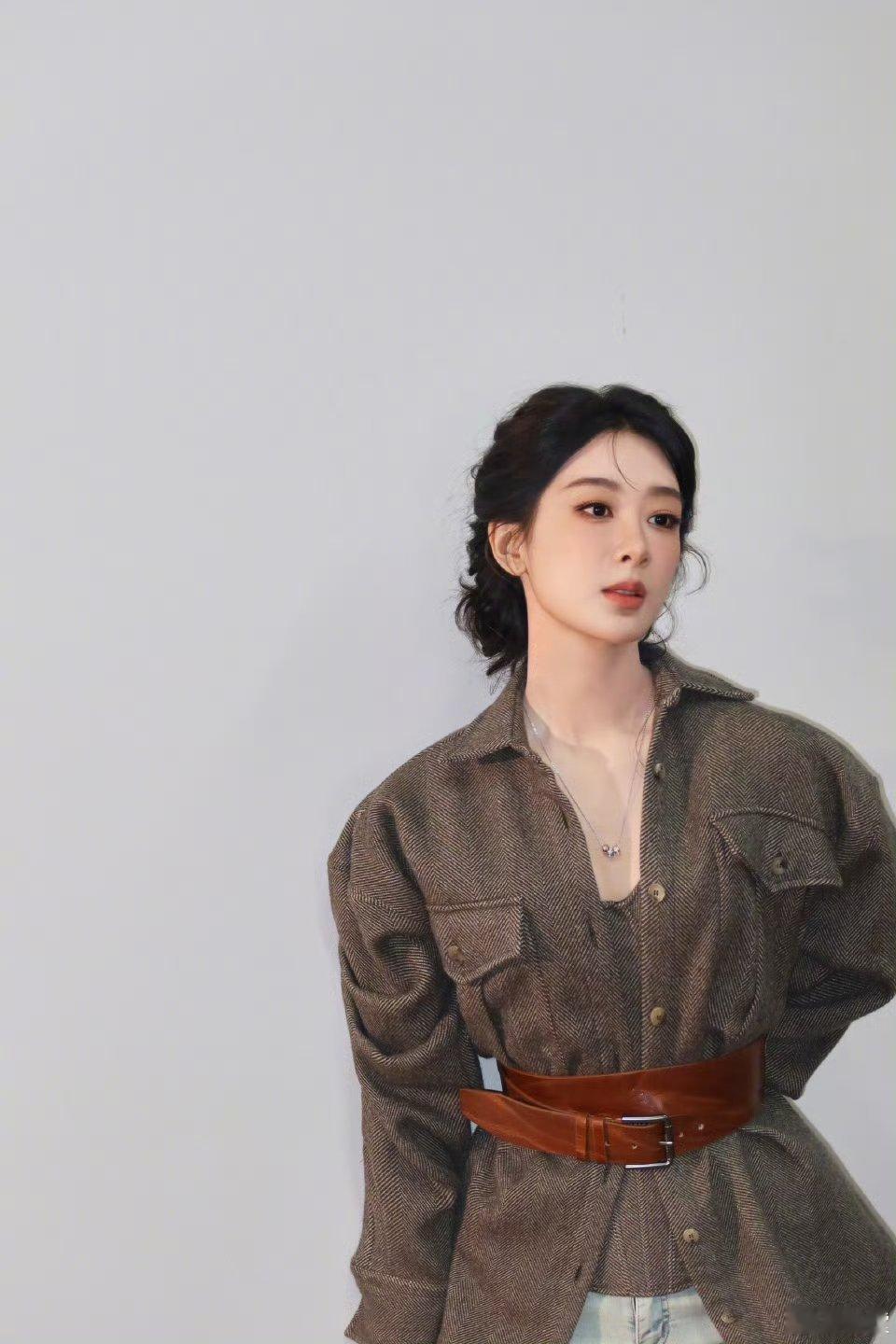 杨紫就是营业和自拍的神，好美丽的紫妹 这个脖子我真的羡慕了 