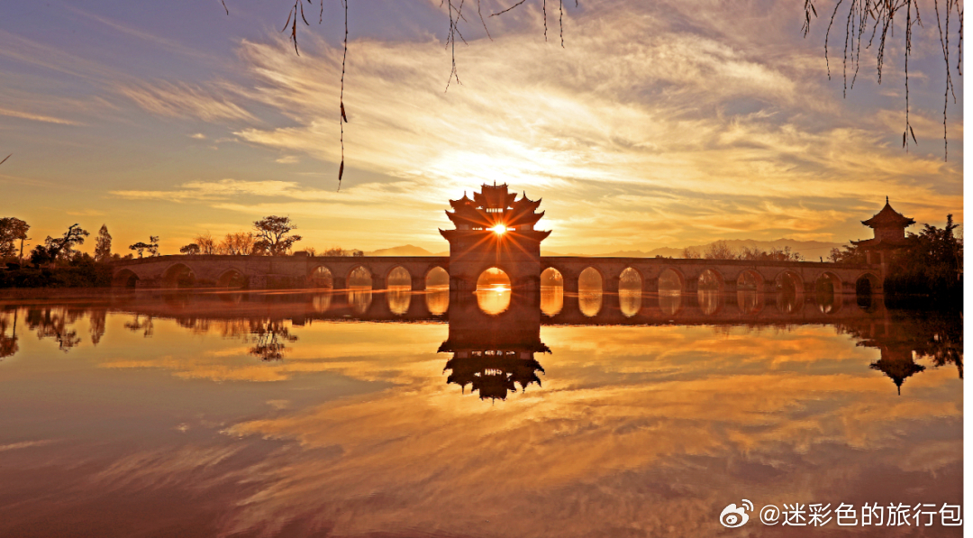 滇南宝藏小城建水真的太治愈，商业化很浅，街头全是当地人平淡日常。朱家花园、团山古