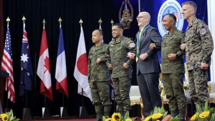 4月20日，美国菲律宾启动2026年“肩并肩”联合军演，规模史上最大。
    