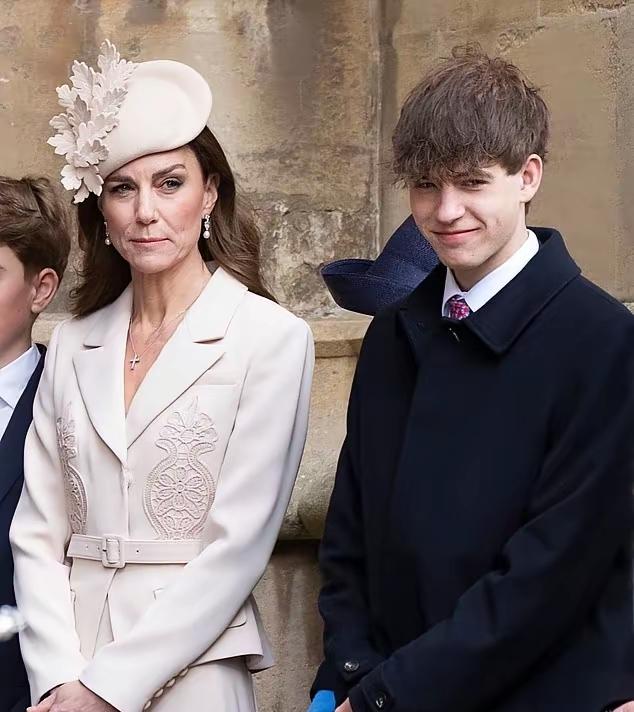 40+的凯特，真的不能近距离看了！
为何？
复出后的她，整个人看起来是憔悴和沧桑