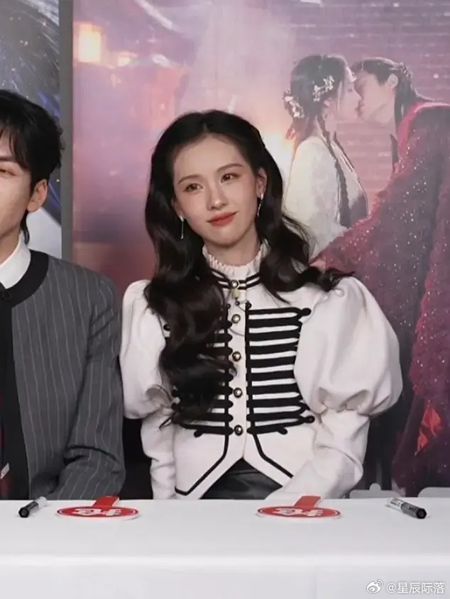 陈都灵月鳞绮纪直播状态 最近伙食不错 