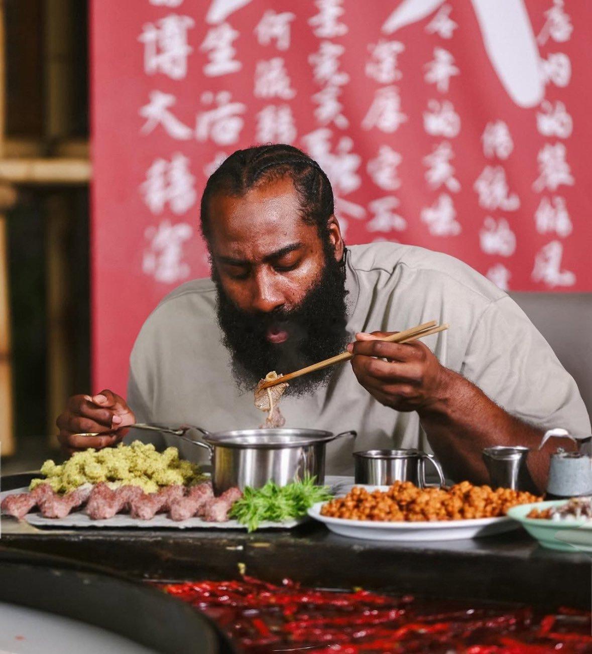接地气这一块还得看哈登 说到接地气~未来会不会有那么一天，哈登来中国打打球~~~