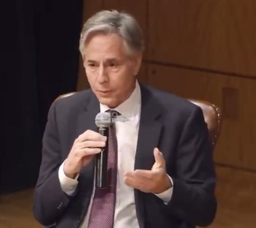 前国务卿布林肯抱怨说，有民调结果显示，“70%的德国人现在认为美国是一个对手”，