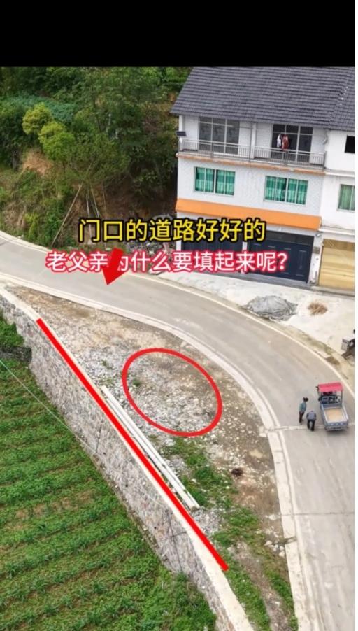 谁能懂啊！眼前这条路刚铺得平平整整，看着就舒心，结果家门口这段路偏偏要挖开填碎石