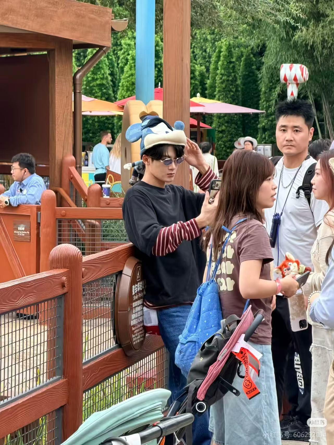 檀健次去上海迪士尼了嘿嘿，尼克狐尼克檀出现咯，会自己做饭[捂嘴哭][捂嘴哭][捂