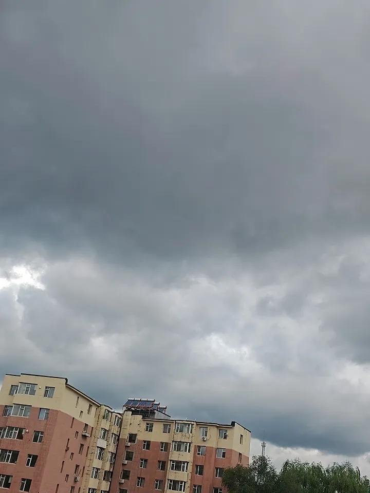 晒图笔记大赛阴沉沉的天空，暴雨将至