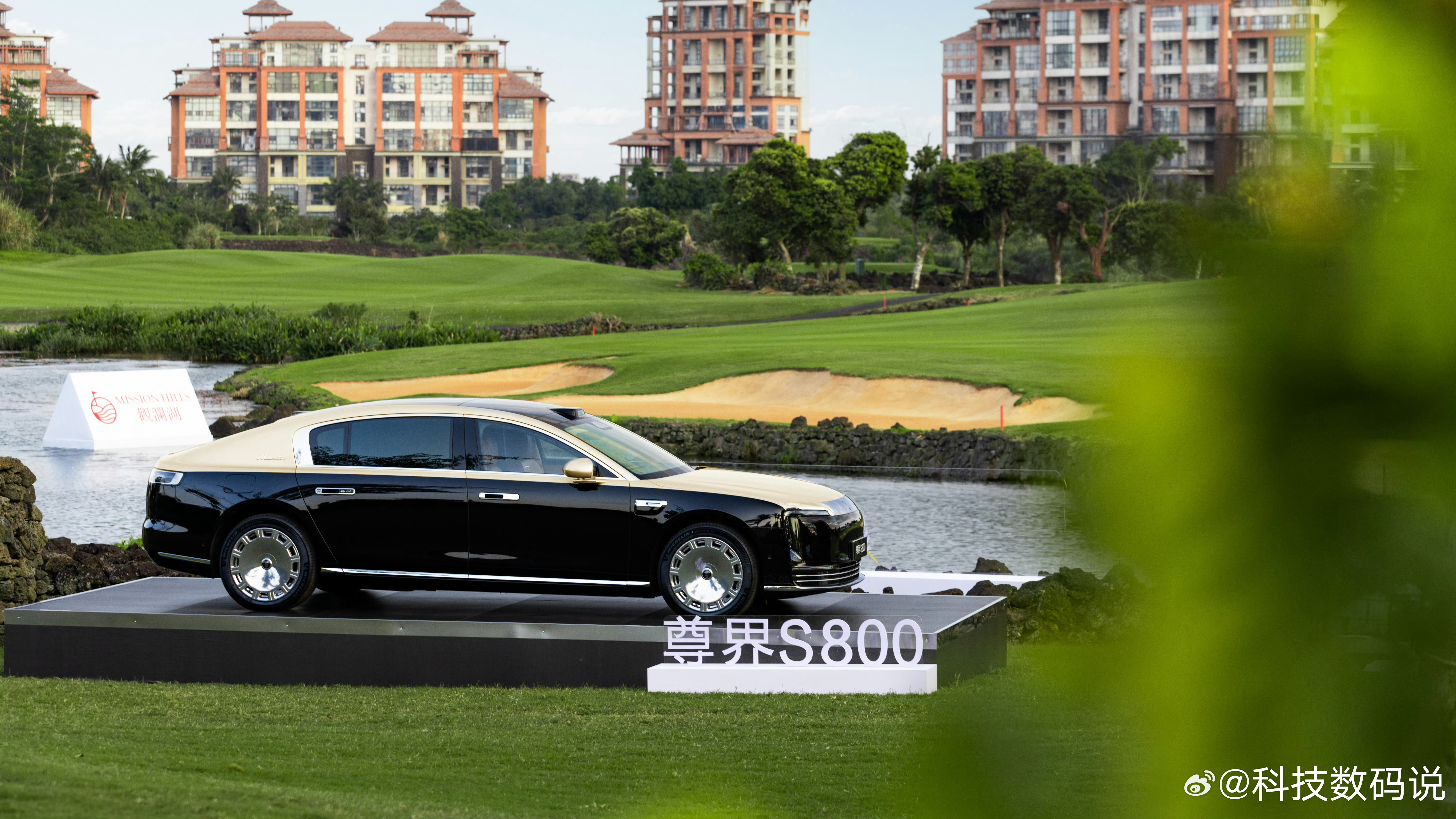 尊界S800携手海南高尔夫精英赛上次问界M9深圳线下活动体验了一下高尔夫球感觉挺