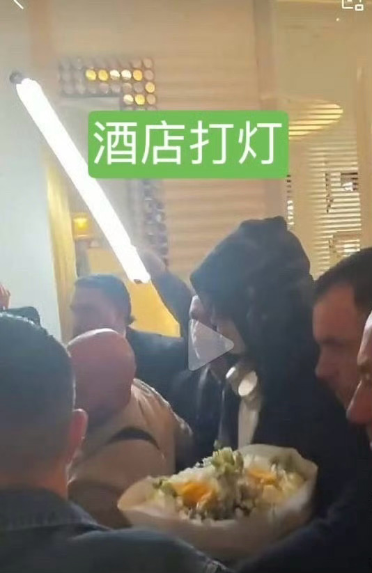 田栩宁在酒店都打灯拍照？田栩宁戛纳G社生图