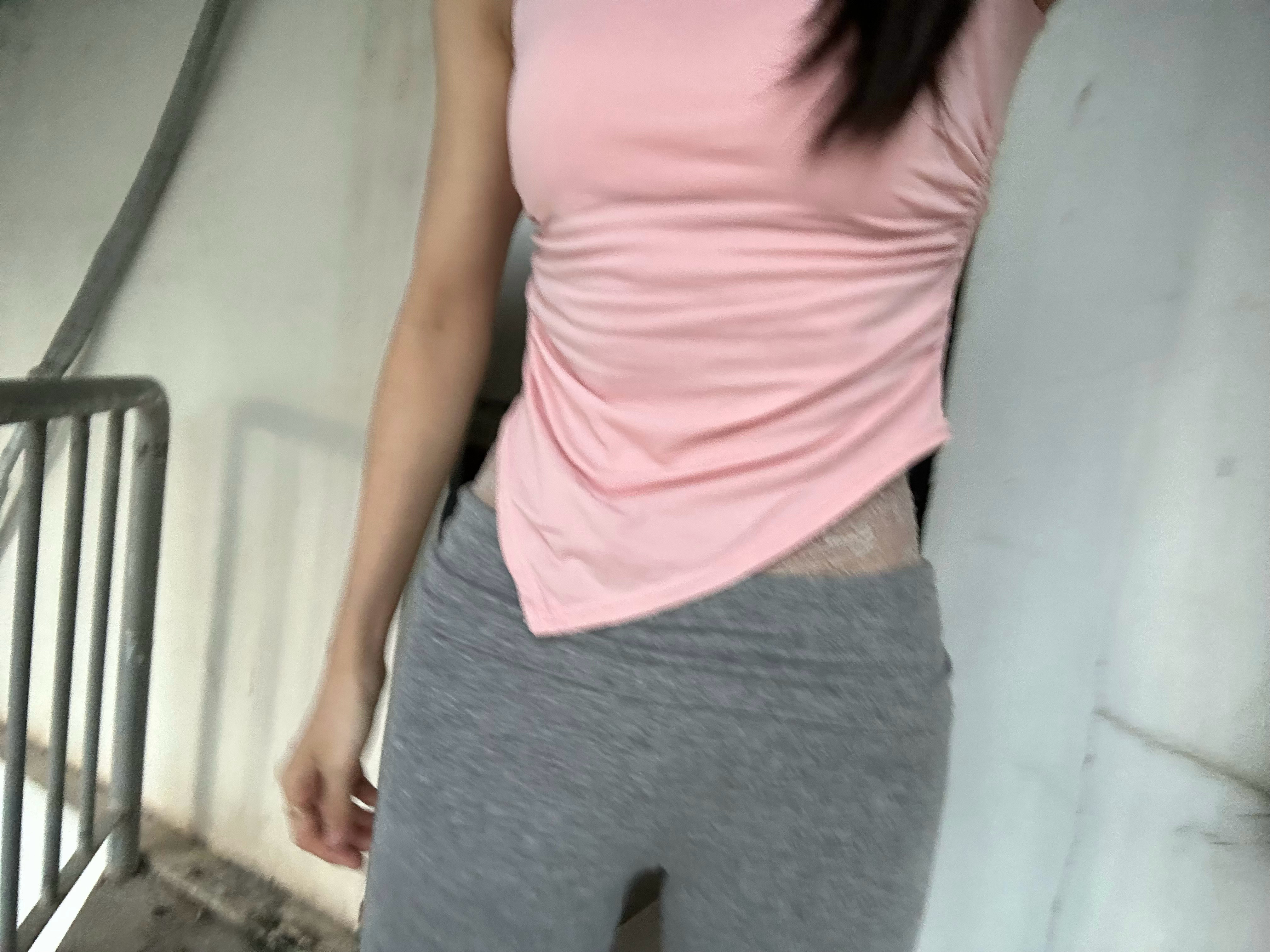 今天发生很多搞笑的事，我和小for 说我小时候被烟花烫到脖子，现在都有一个大洞，