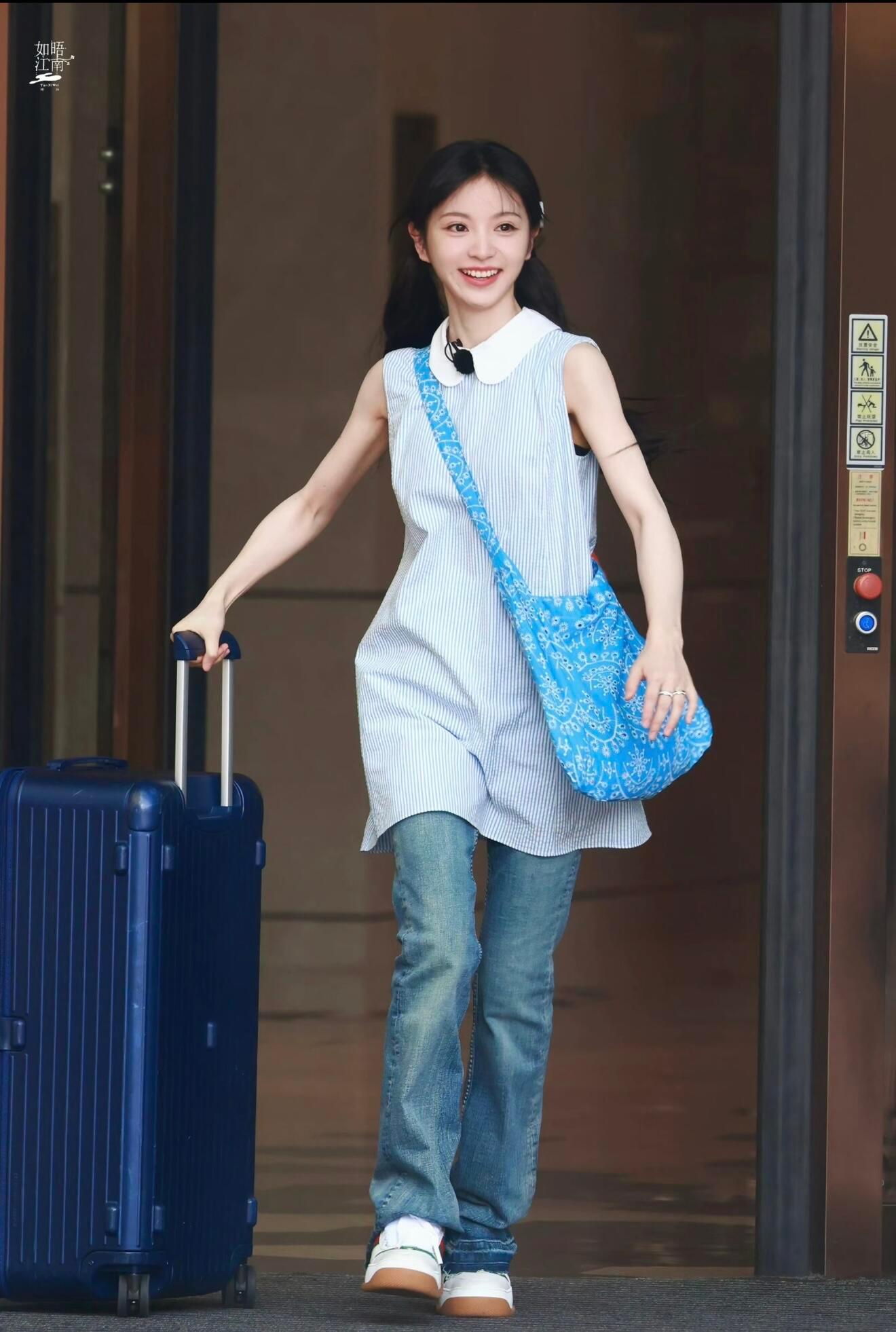 田曦薇行李箱里装了一个团队忙忙碌碌寻宝藏 胡一天帮田曦薇拿行李箱的时候，大概以为