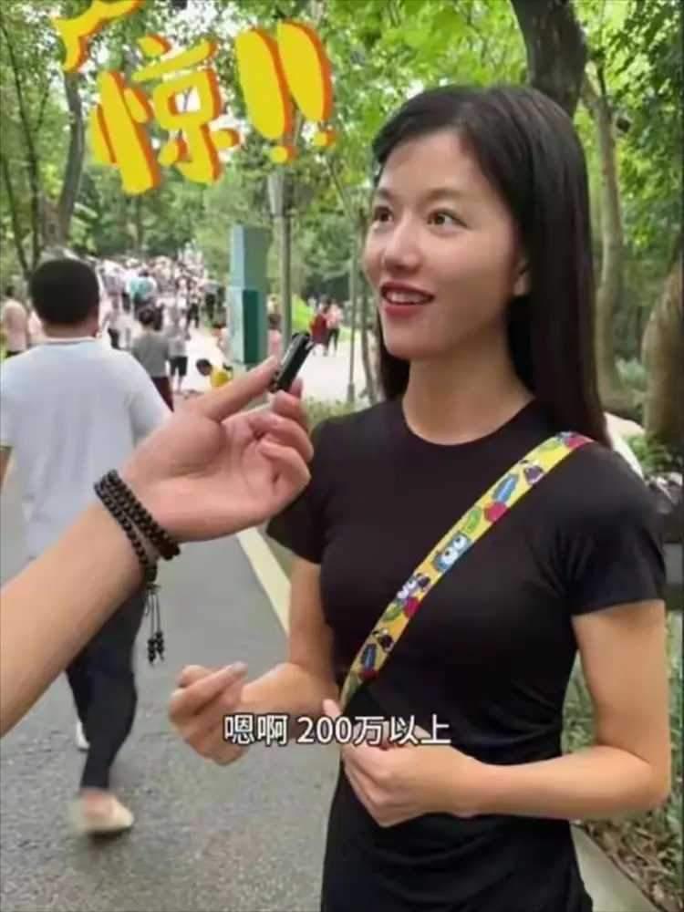 一名离异带娃的36岁女子，在相亲角相亲。
然而，故事远没有你想象中的那么简单。就