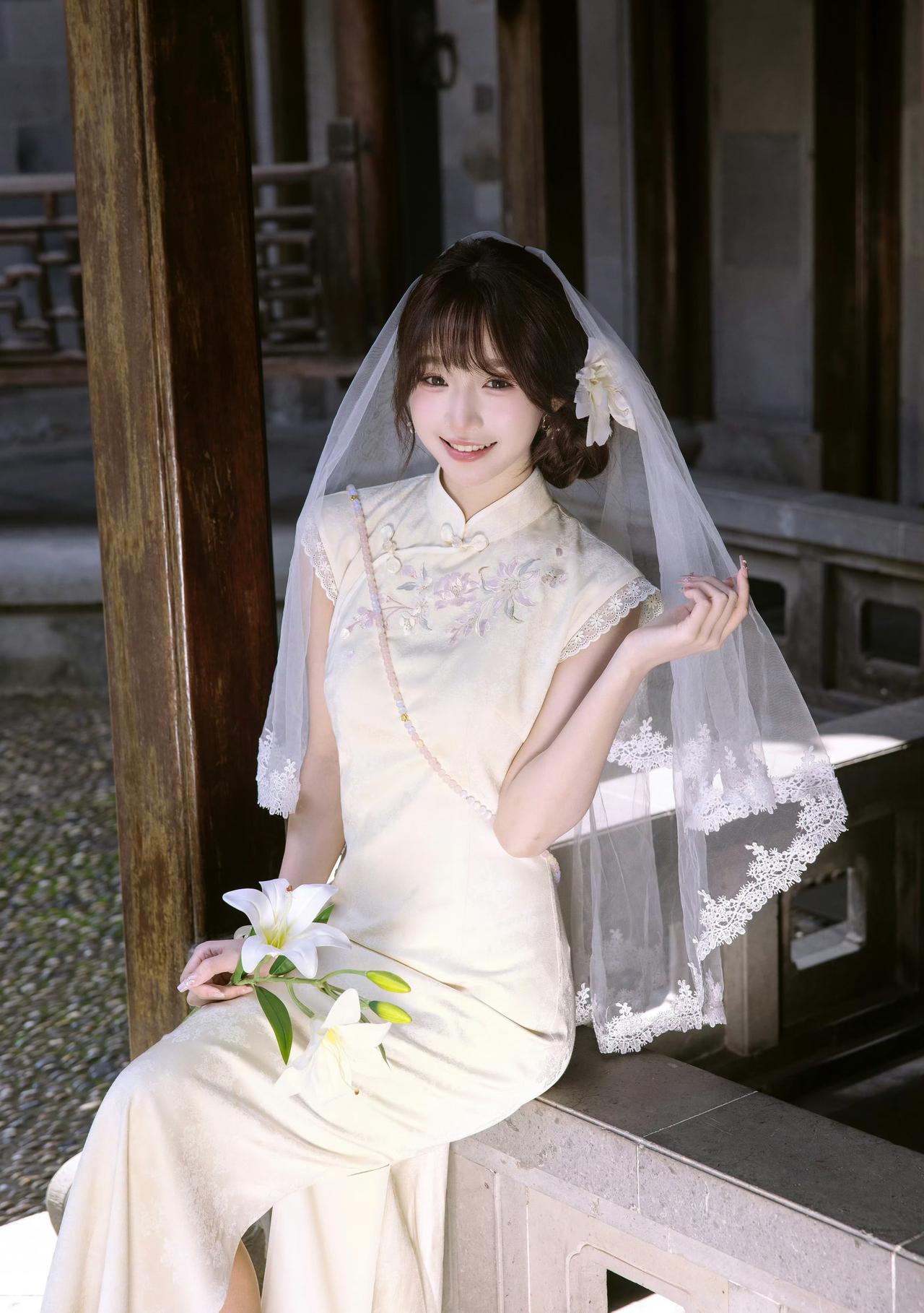 一袭温婉旗袍，一头轻柔头纱，于亭台水榭、花影墙檐间，邂逅江南的温柔春光。

油纸