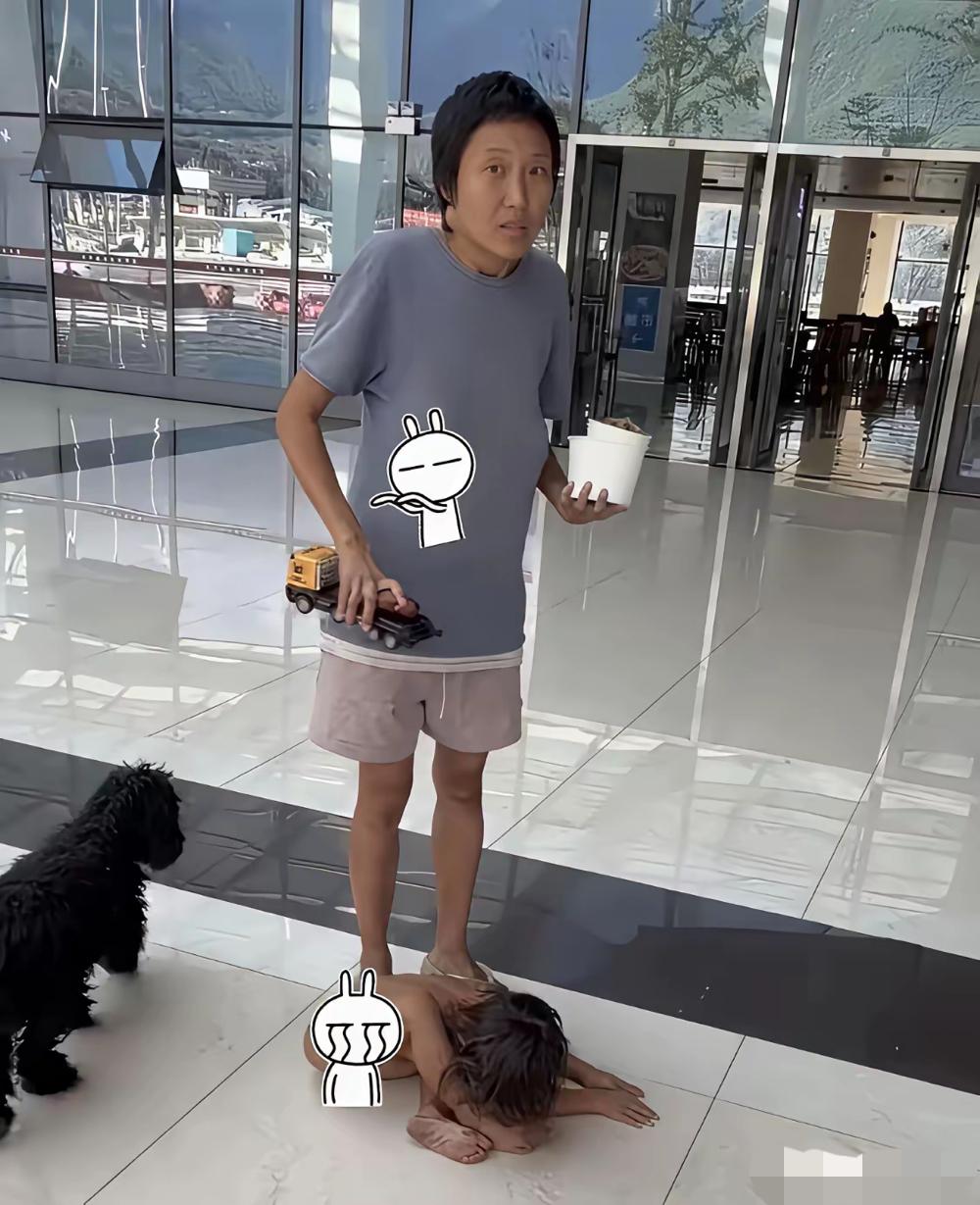 这样的父母，不是精神有问题，那就是在虐待孩子！自己都知道穿衣服，为什么不给孩子穿