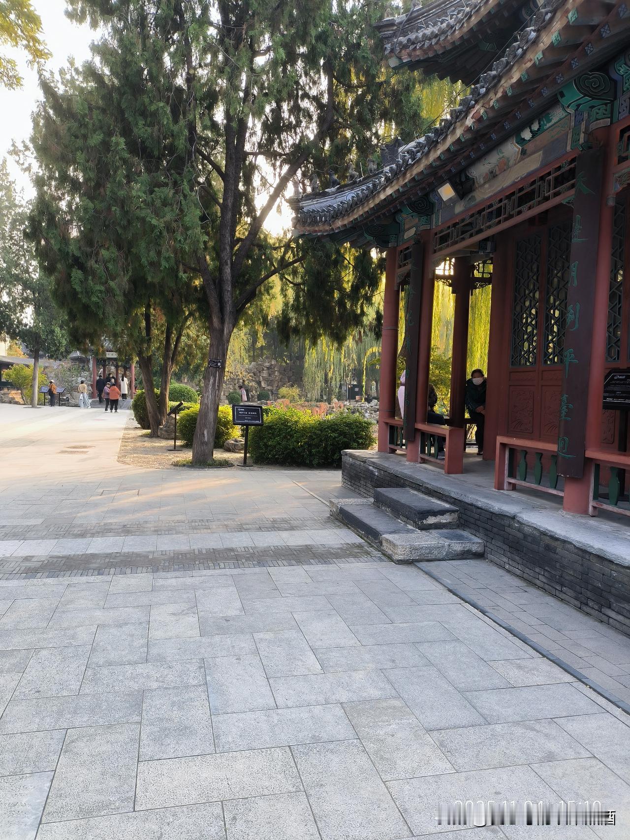 1、尽量少发朋友圈、少晒娃、少秀恩爱，最好别炫富。
2、永远不要空手到别人家去，