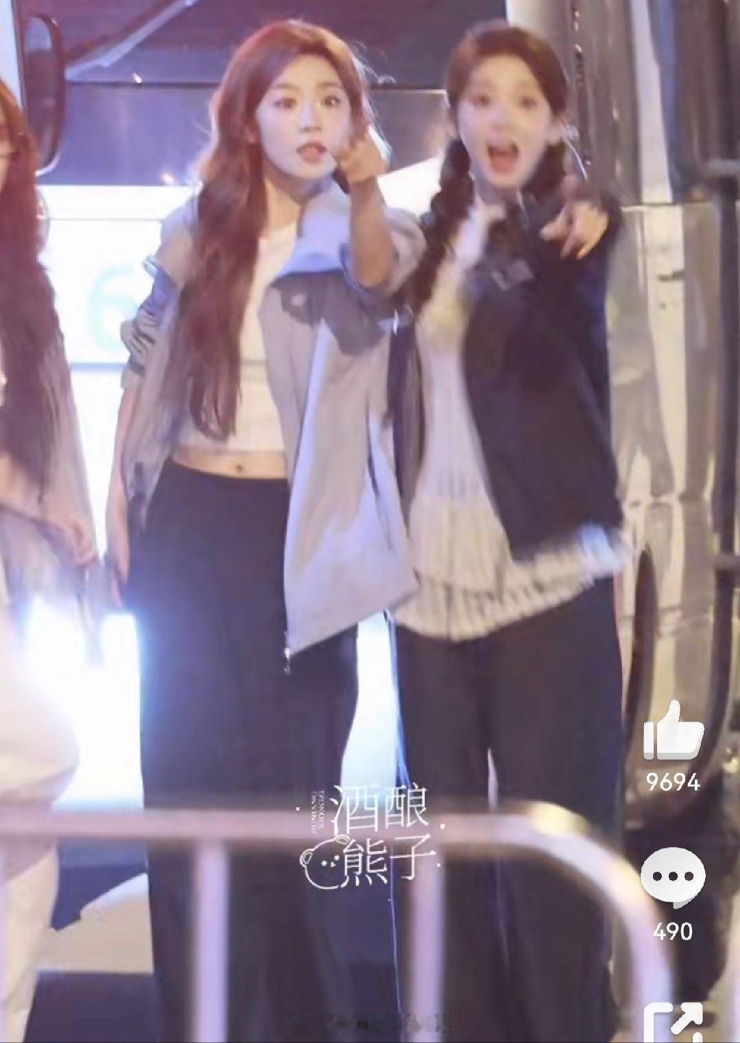 陈瑶张月看到cp粉应援的反应陈瑶张月看到cp灯牌的反应两人都好萌啊 