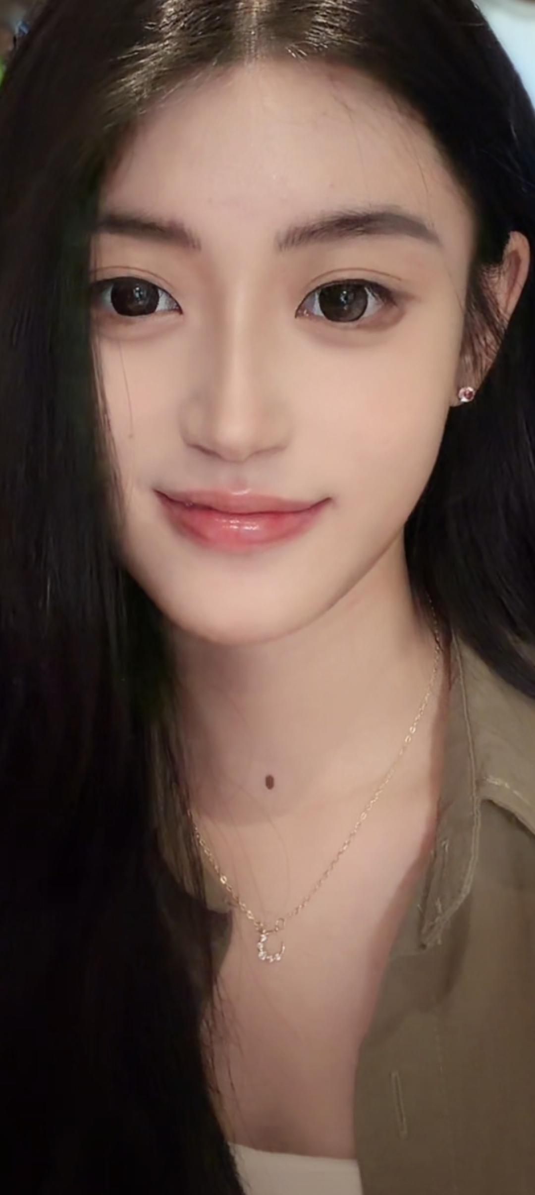 这个女孩在微笑，真可爱。