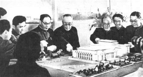 1940年2月23日，一个日本军官剖开了一个中国人的肚子。他想知道，这个人靠什么