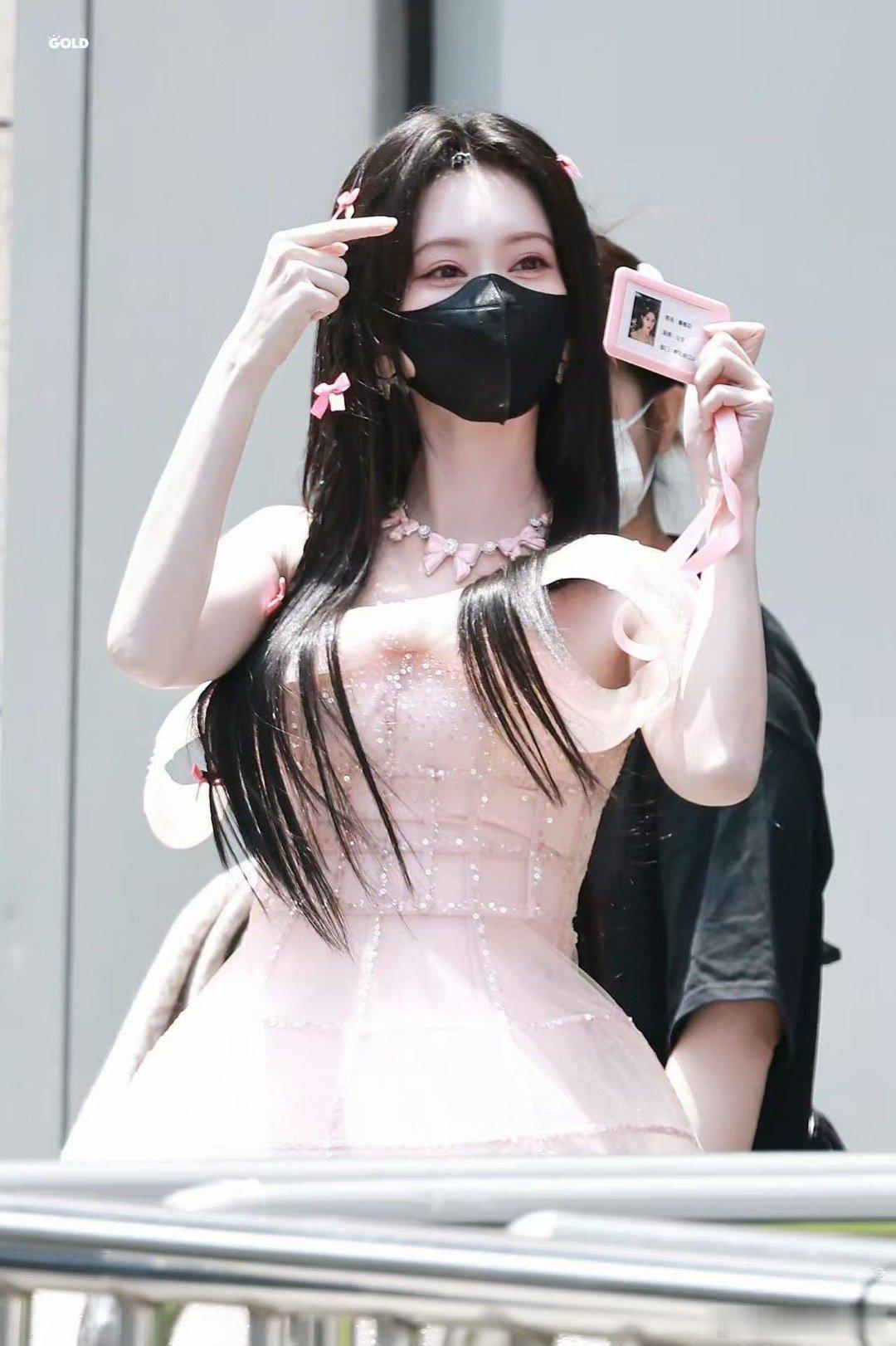 老师我家孟子义可以做童模吗 孟子义今日份上班造型甜度超标！粉色蓬蓬裙搭配蝴蝶结，