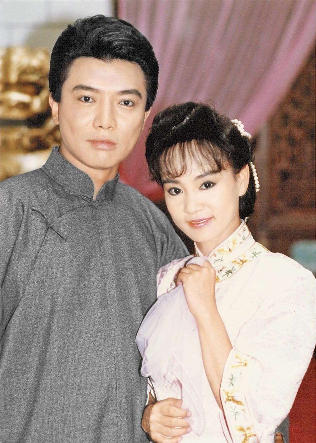 他们在90年代特别的出名，女的是刘雪华，长相很大气，现在还经常出现在荧幕中，是一