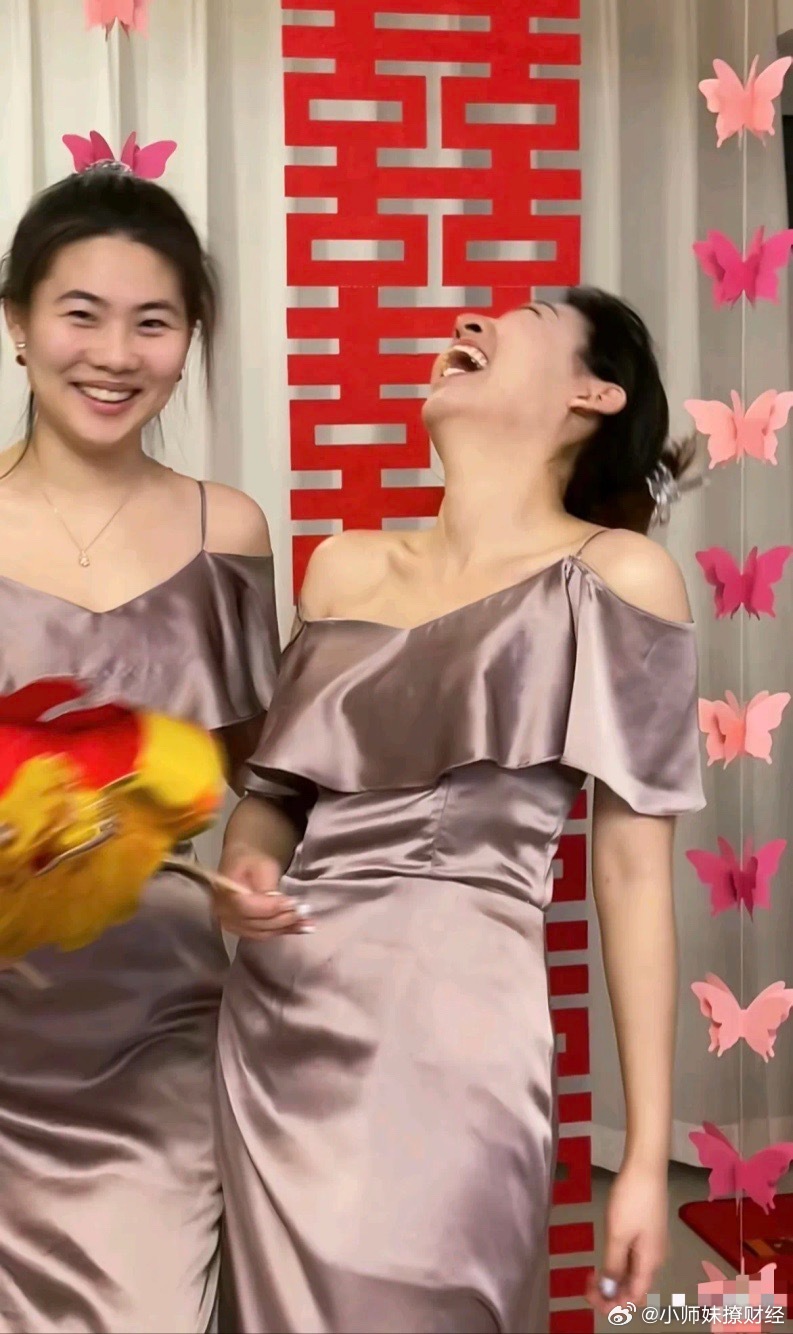 伴娘为什么笑得那么开心啊？