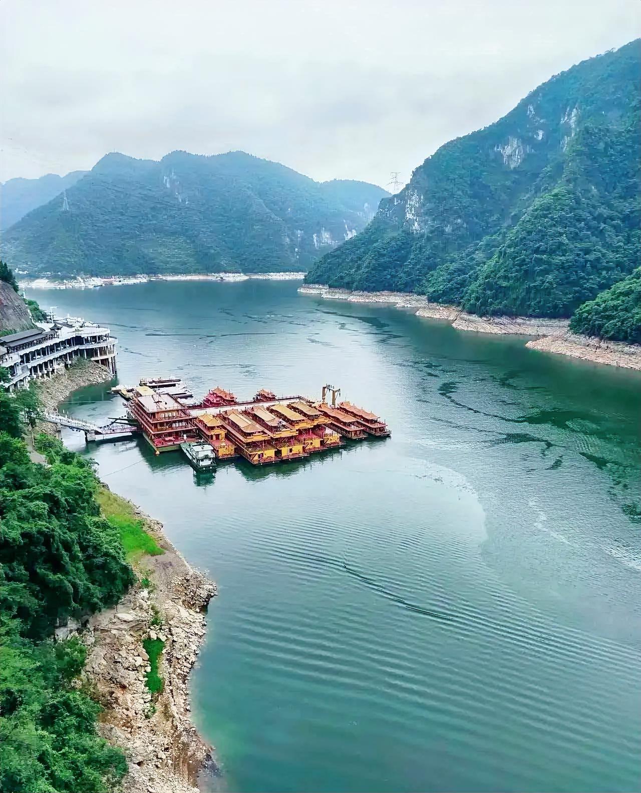 每张照片都是时光深处的低语，诉说着往昔点滴。翻阅相册，如打开时光宝盒，那些瞬间，