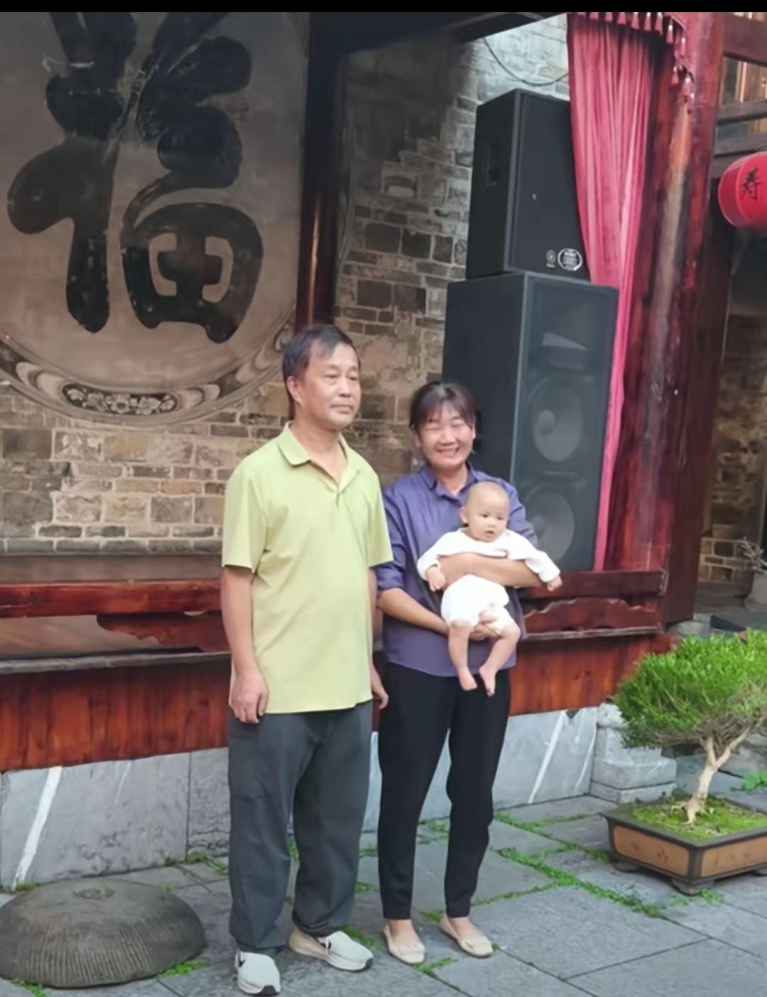 沈巍的精神“巍然风骨、博雅达观”感天动地，有粉丝远远的看见沈巍先生，抱着孩子就跑