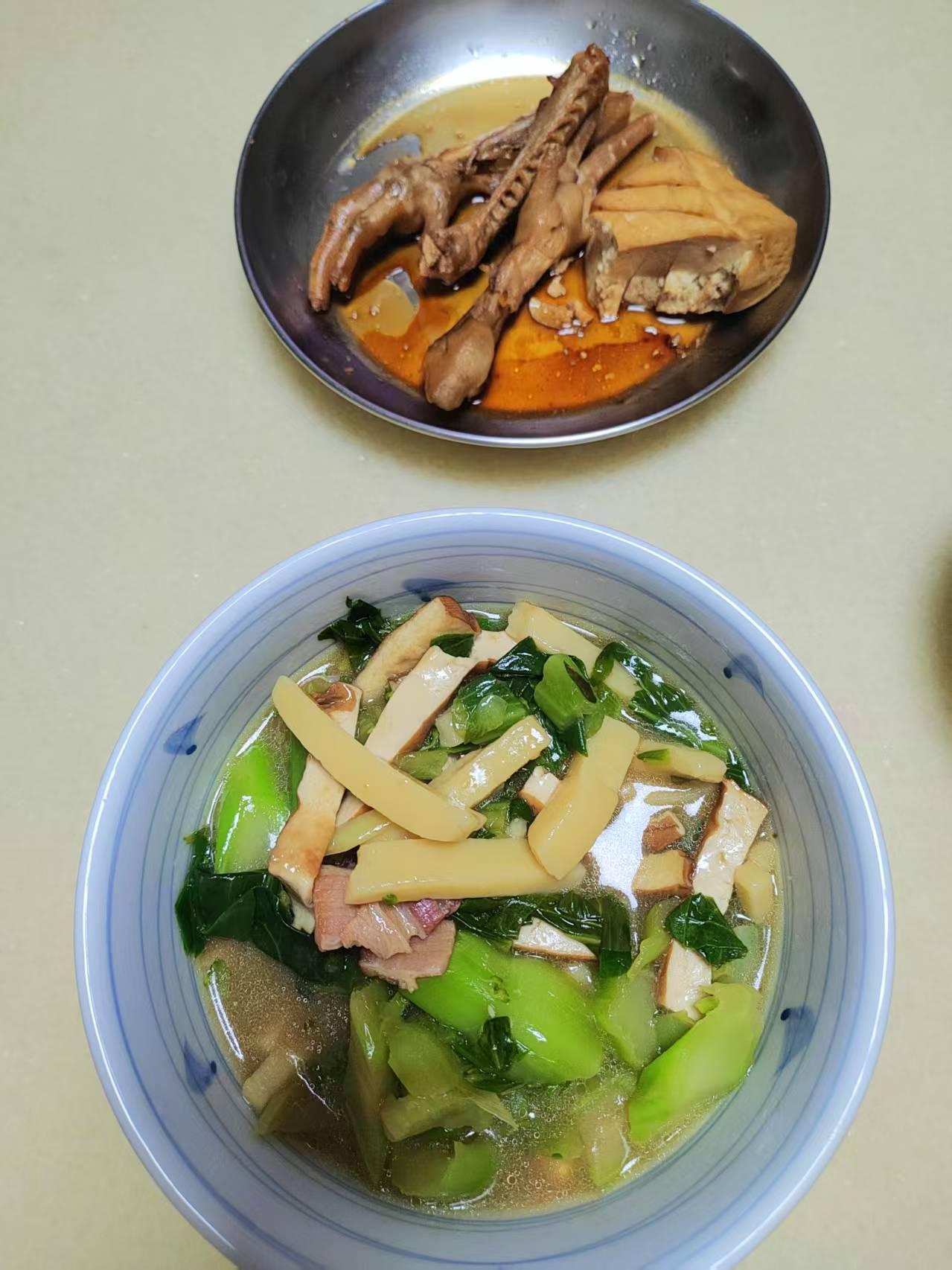 冬日三餐打卡今日早餐打卡，家乡玉米青莱年糕，加上几个卤鸭爪，吃得好香！[呲牙]