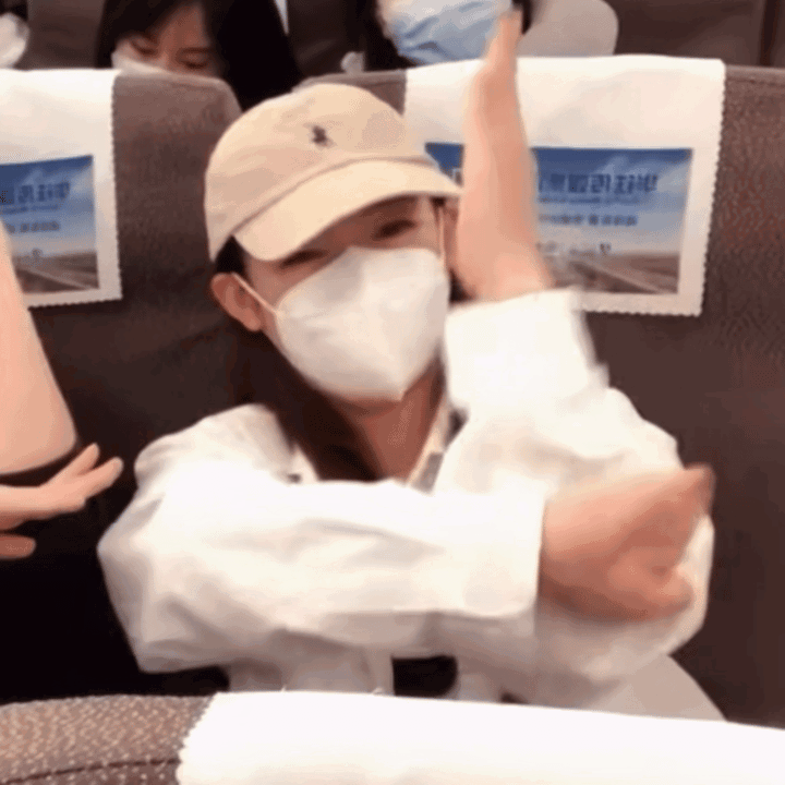 陈丽君  老师，我家孩子这么积极举手为什么不叫她发言啊！ 