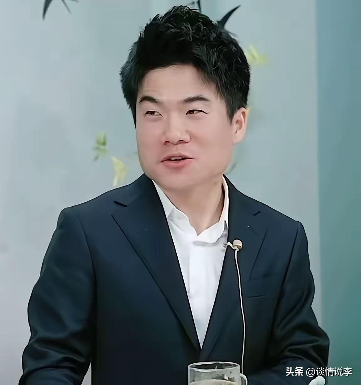 董宇辉昨晚作为“稀客”直播了一会儿，当时正在卖茶叶，有粉丝在评论区问，小白板上写