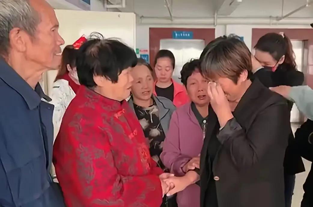 傻大妮的婆婆已经走了一段时间，可傻大妮还沉浸在悲痛中。

回想这些年看过他们的视