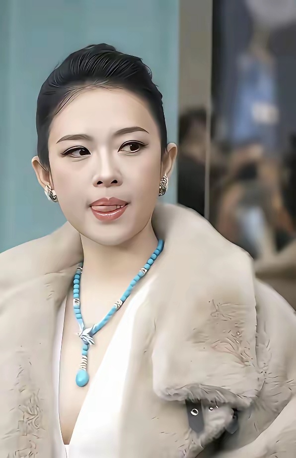 章子怡真的很爱吐舌头这个行为不算失礼但真的不雅