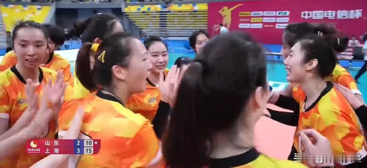 全国女排锦标赛决赛，上海女排历经5局大战，艰难战胜山东女排，获得冠军。首局双方就