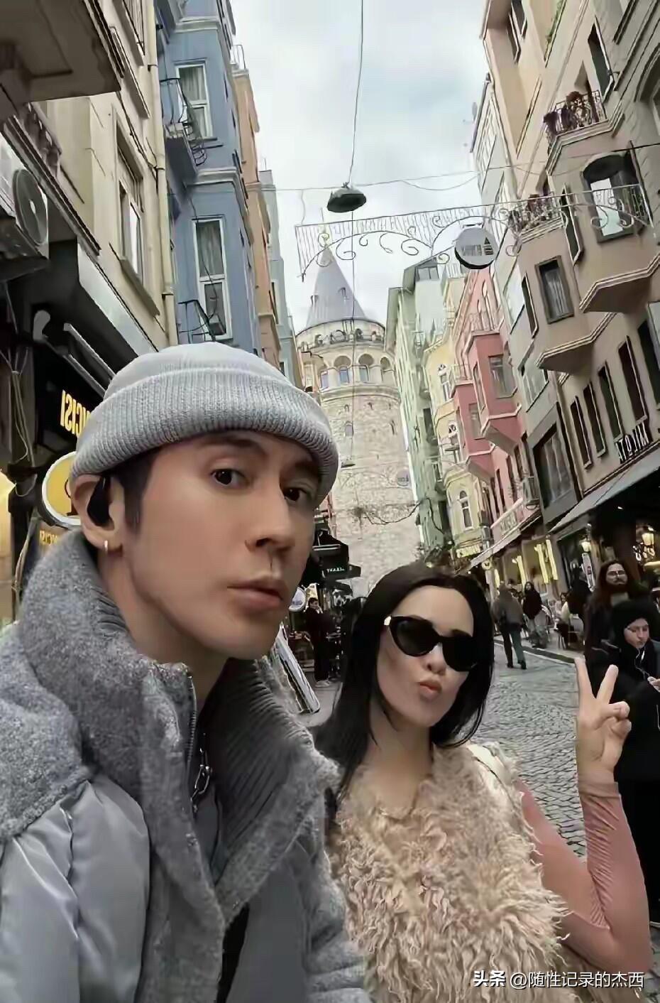 43岁的张伦硕很自律，都是中年男人了，颜值和身材还这么棒，跟继女在国外游玩，太开